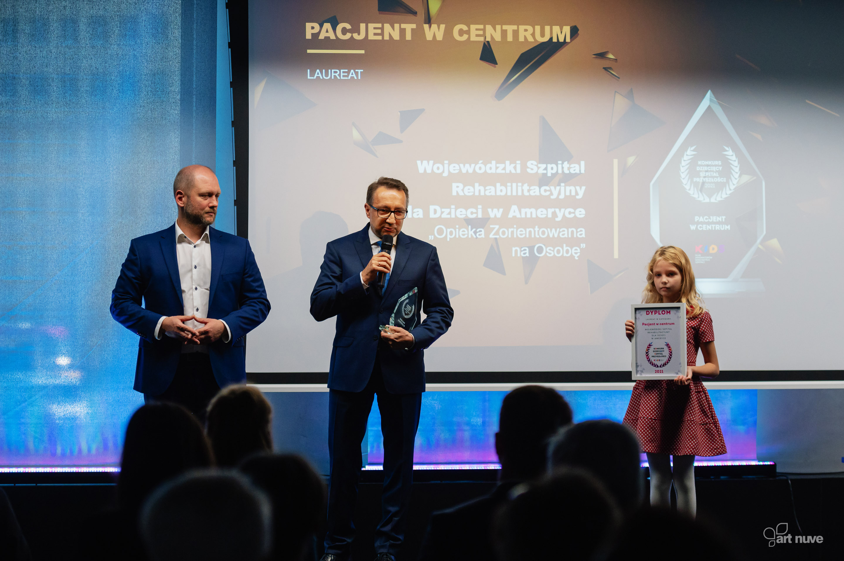 Dyrektor szpitala Roman Lewandowski dziękuje za otrzymaną statuetkę