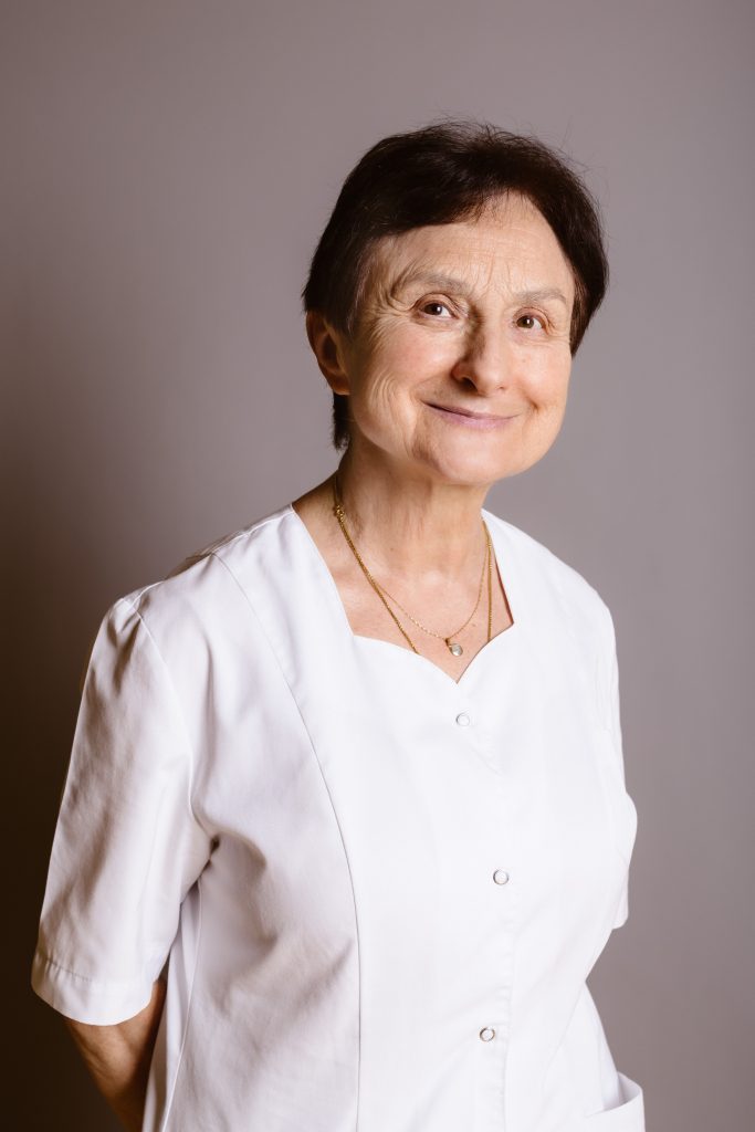 Zastępca dyrektora ds. lecznictwa
lek.  Irena Krzynówek
specjalista alergologii i pediatrii. Kobieta w czarnych włosach, białym kitlu na szarym tle.

 