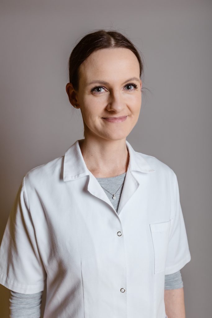 Asystent
lek. Ewelina Krzykwa-Smyk
specjalista pediatrii. Kobieta w brązowych włosach, w białym kitlu na szarym tle.