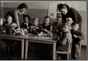Czarno białe, stare zdjęcie dzieci i nauczycieli w szkole przyszpitalnej