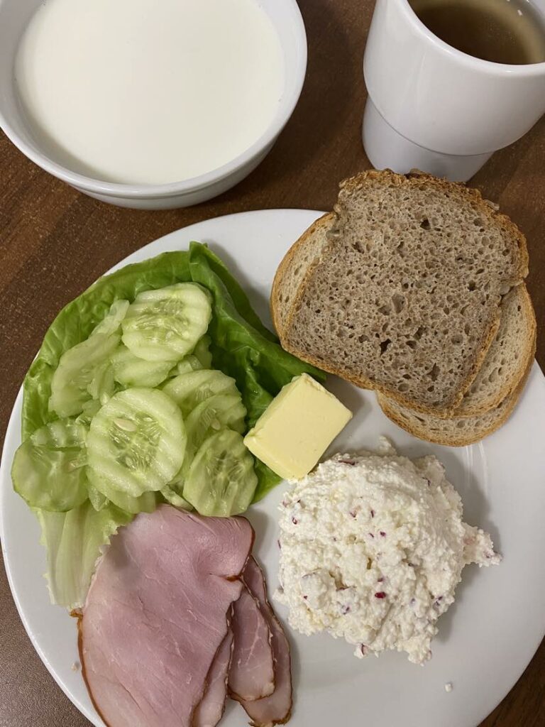 śniadanie na białym talerzu