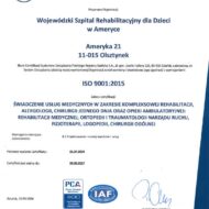 Wojewódzki Szpital Rehabilitacyjny dla Dzieci w Ameryce, z siedzibą przy ulicy Ameryka 21 w Olsztynku (kod pocztowy 11-015), posiada certyfikat ISO 9001:2015. Certyfikat został przyznany przez Biuro Certyfikacji Systemów Zarządzania Polskiego Rejestru Statków S.A., które ma swoją siedzibę w Gdańsku przy alei generała Józefa Hallera 126. Certyfikat potwierdza, że system zarządzania jakością wdrożony w placówce spełnia wymagania międzynarodowej normy ISO 9001:2015. Zakres certyfikacji obejmuje świadczenie usług medycznych w zakresie kompleksowej rehabilitacji, alergologii, chirurgii jednego dnia oraz opieki ambulatoryjnej. W ramach tego zakresu realizowana jest rehabilitacja medyczna, ortopedia i traumatologia narządu ruchu, fizjoterapia, logopedia oraz chirurgia ogólna. W certyfikacie zaznaczono, że wymagania dotyczące projektowania i rozwoju wyrobów i usług, określone w punkcie 8.3 normy ISO 9001, nie mają zastosowania w tej organizacji. Certyfikat został po raz pierwszy wydany 1 lipca 2004 roku, a jego ważność potwierdzono do dnia 9 września 2027 roku. Dokument został podpisany przez dyrektora pionu certyfikacji, pana Przemysława Gałkę. Na certyfikacie znajdują się logotypy Polskiego Centrum Akredytacji, Międzynarodowego Forum Akredytacyjnego (IAF) oraz Polskiego Rejestru Statków. Certyfikat oznaczony jest numerem NC-0872 i został wystawiony 10 września 2024 roku.