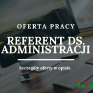 Obrazek w tle widać komputer stojący na biurku wraz z klawiaturą. Na pierwszym planie biały napis Oferta pracy, Referent ds, Administracji, Szczegóły oferty w opisie. W prawym dolnym rogu zielono czerwony napis ameryka.